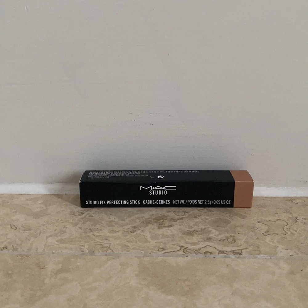 MAC - Studio Fix Perfecting Stick - NW25 - Picture 2 of 3